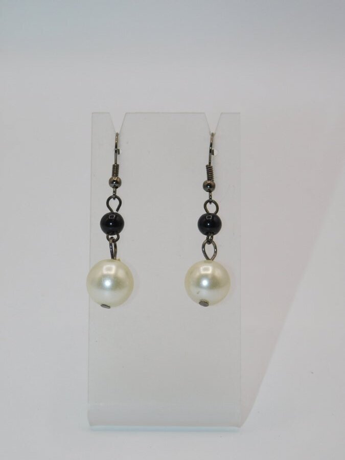 A836-VINTAGE PIERCED EARRINGS~FAUX PEARLS~1.5″ DROP