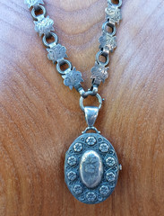 ANTIQUE HALLMARKED ENGLISH SILVER BOOKCHAIN FLORAL LOCKET PENDANT NECKLACE *
