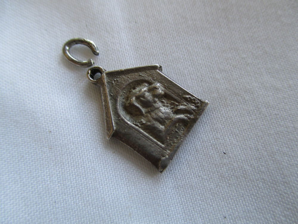 Vtg Sterling Charm Solid Double Sided Dog in Doghouse **3.7 Grams**