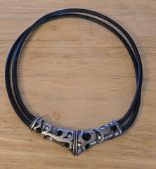 DRUID STYLE BRUTALIST BLACK & WHITE STONES SILVER-TONE LEATHER CORDS CHOKER 14″L
