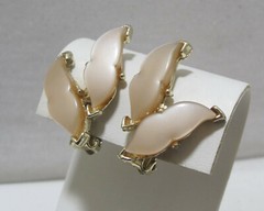 Vtg Creamy Beige Leaves Moonglow Thermoset Lucite Gold Tone Clip Earrings