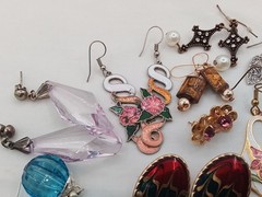 12 LOT G VINTAGE ESTATE PIERCED EARRINGS DANGLE HUGGIE CLOISONNE HEART FLORAL