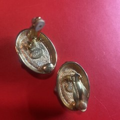 Vintage Carol Lee Gold Tone Framed Simulated oval Mabe Pearl Clip on Earrings