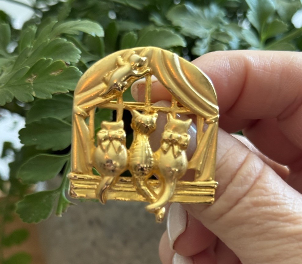 Vtg Signed AJC Gold Tone Sitting Cats At Window Pin Brooch Bow Ties 1.5”x1.25”