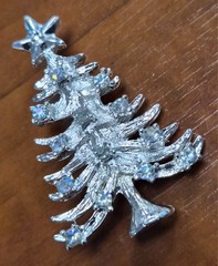 Vintage 90’s Silver Tone Aurora Borealis Rhinestone Christmas Tree Pin / Brooch