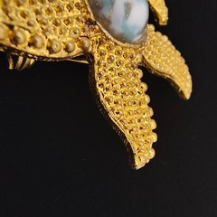 Vintage Starfish Brooch Pin Gold Tone Faux Turquoise Cabochon Textured 1.5 in