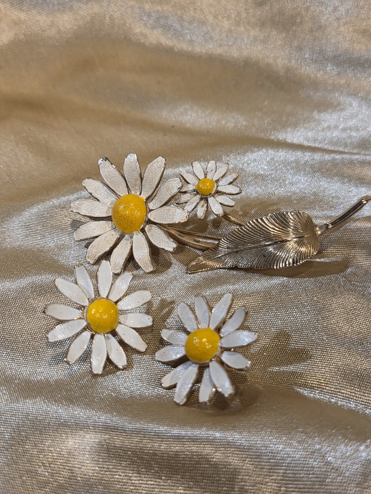 Vintage Enamel Daisy Flower Jewelry Set Brooch Pin & Clip-On Earrings White