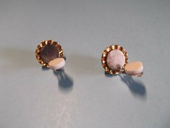 1 Pair Old Gold Tone Diamond Circle w/Pinkish Pearl Middle Clip On .75″in Wide