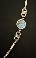 Vtg Sarah Coventry Flat Hammered Link w Turquoise Color Stones – 29 in Necklace
