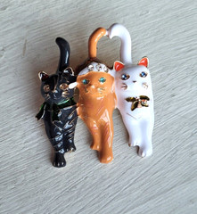 Christmas Holiday Rhinestone Three Cats Brooch Pin Santa Hat Cat 1 Pc