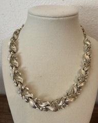 Vintage LISNER Silver Tone Leaf Pattern Demi Parure Necklace & Bracelet Set
