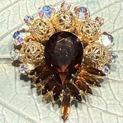 JULIANA D&E BOOK PIECE Ref #3838 Gold Tone Ball Pear Rhinestone Vintage Brooch