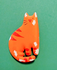 Vintage Ceramic Hallmark Orange Tiger Cat Brooch (172 – 2536)