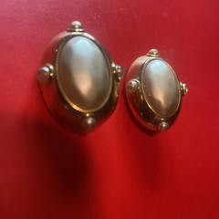 Vintage Carol Lee Gold Tone Framed Simulated oval Mabe Pearl Clip on Earrings