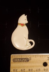 Vintage Signed Vero White Enamel Cat w/ Red Heart Collar Brooch *** EUC ***