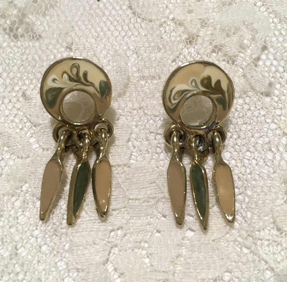 Vintage Dainty Dream Catcher Style EArrings Enamel Gold Tone Beige Green elegant