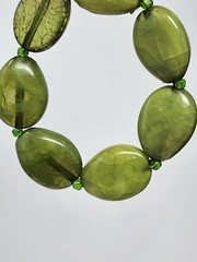 Vintage Green Lucite Faux Jade 18″ Necklace and Elastic Bracelet Set Lightweight