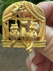 Vtg Signed AJC Gold Tone Sitting Cats At Window Pin Brooch Bow Ties 1.5”x1.25”