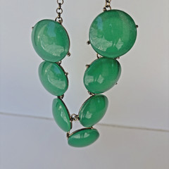 Vintage 1960 – 70s Emerald Green Glitter Lucite Acrylic Statement Necklace 19.5″