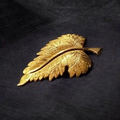 Vintage Gold Tone Leaf Brooch Pin With Textured Details & Secure Clasp