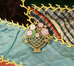 BR62 Vintage Brooch, Pin, Costume Jewelry, Flower Basket, Gold Toned