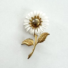 VTG White Daisy Flower Brooch Pin Gold Tone Floral Mid Century Cottagecore 2.25”