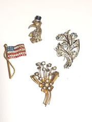 Miscellaneous Jewelry lot 4 Brooch PINS MISSING STONES DISCOLORED METAL