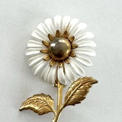 VTG White Daisy Flower Brooch Pin Gold Tone Floral Mid Century Cottagecore 2.25”