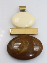 Vintage 1976 signed Avon Polished Ovals Pendant gold tone plastic no chain