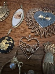 Vintage To Modern 20 Piece Lot Gold Tone Pendants Charms Hearts Bees Turtle Hand