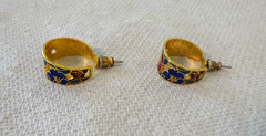VINTAGE GOLD TONE FLORAL CLOISONNE ENAMEL HOOP PIERCED EARRINGS