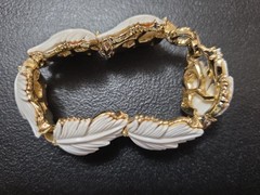 Vintage Lisner 1960 Bracelet With White Lucite Leaves Set On a Goldtone Metal…