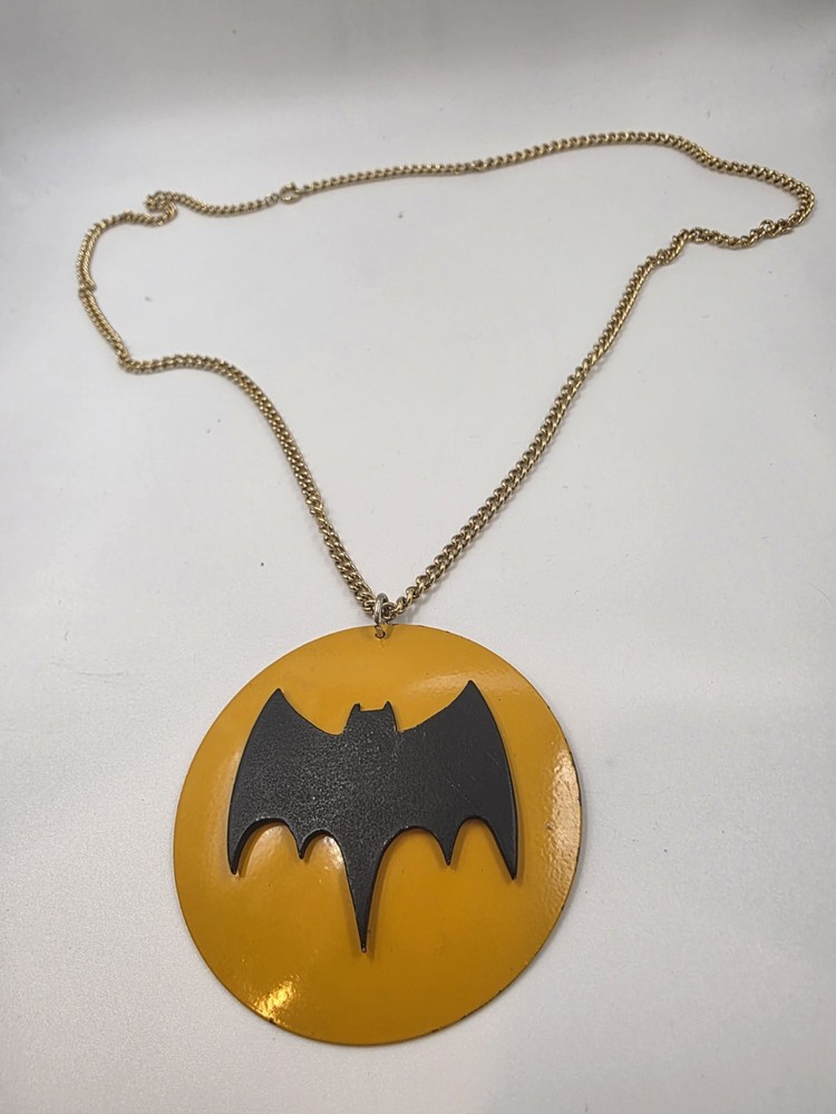 Vintage Batman Batsignal Pendant Necklace Gold Tone Chain DC Comics