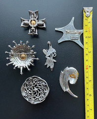 Assorted Brooches in various colors and shapes (lot of 6)