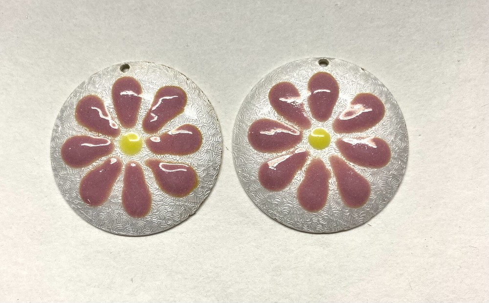 23x Vtg. Guilloche Enamel Charm – Lg. Round charm shape- Pink Daisy Flower