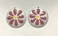 23x Vtg. Guilloche Enamel Charm – Lg. Round charm shape- Pink Daisy Flower