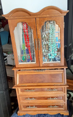 LARGE WOOD JEWELRY BOX FILLED with VINTAGE 150+ PIECES COSTUME JEWELRY