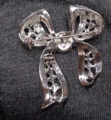 Estate Jewelry R.J. GRAZIANO Silvertone RIBBON BOW Austrian Crystals Brooch Pin