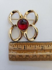 UNSIGNED MONET? PIN Gold tone and red setting pin brooch Vintage Good quality