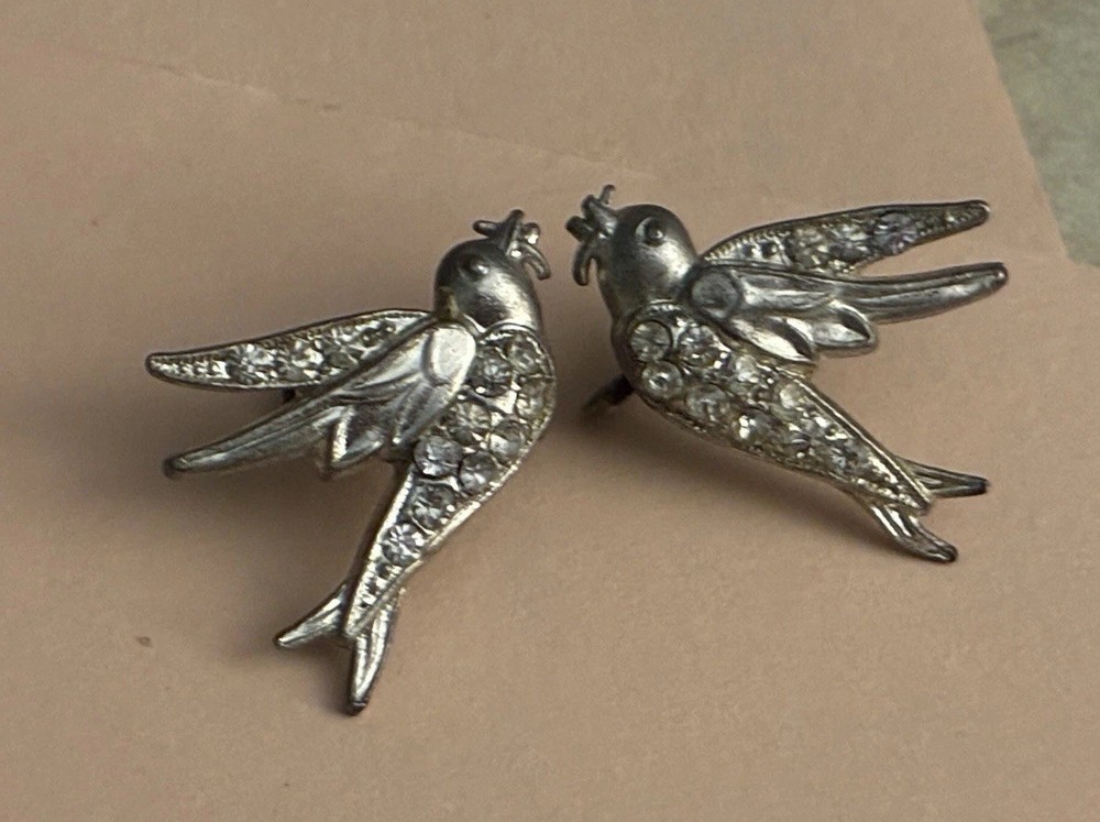 BEAUTIFUL VINTAGE EARLY ART DECO SWALLOW BIRD PASTE POT METAL SCREWBACK EARRINGS