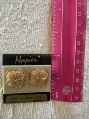 Vtg NAPIER Textured Gold Tone Leaf Wreath Pierced Post Earrings