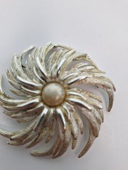 Vintage 1969 Sarah Coventry Silver y Sunburst Faux Pearl Pinwheel Brooch Signed