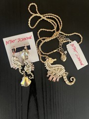 Betsey Johnson White Pearl Seahorse Earrings and Necklace Set – Rare – O4