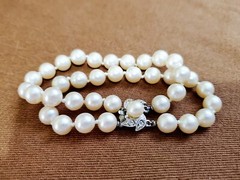 VINTAGE DOUBLE STRAND FAUX PEARLS 7″ BRACELET W/RHINESTONE CLASP, HAND KNOTTED