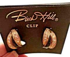 VINTAGE NOS NOC BIRCH HILL RHINESTONE BLACK ENAMEL 7/8″ CLIP EARRINGS ON CARD!