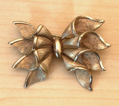 Vintage Brushed Goldtone Signed Coro Francois Ribbon Bow Pin-2”
