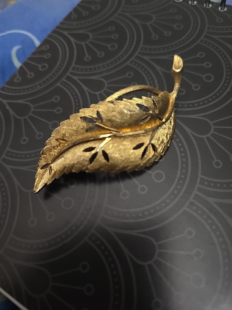 vintage BSK brooch, featuring a gold-toned, textured leaf 1950s to the 1970s