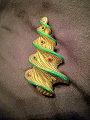 Vintage Vero Rarer Green Accents Twisted Christmas Tree Brooch Book Piece