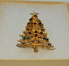 VINTAGE MODE ART RHINESTONE GOLD-TONE CHRISTMAS TREE PIN BROOCH ARTHUR PEPPER