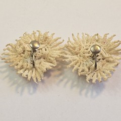 Vintage White Lace Like Flowers Gold Towe Twist Clip On Earrings